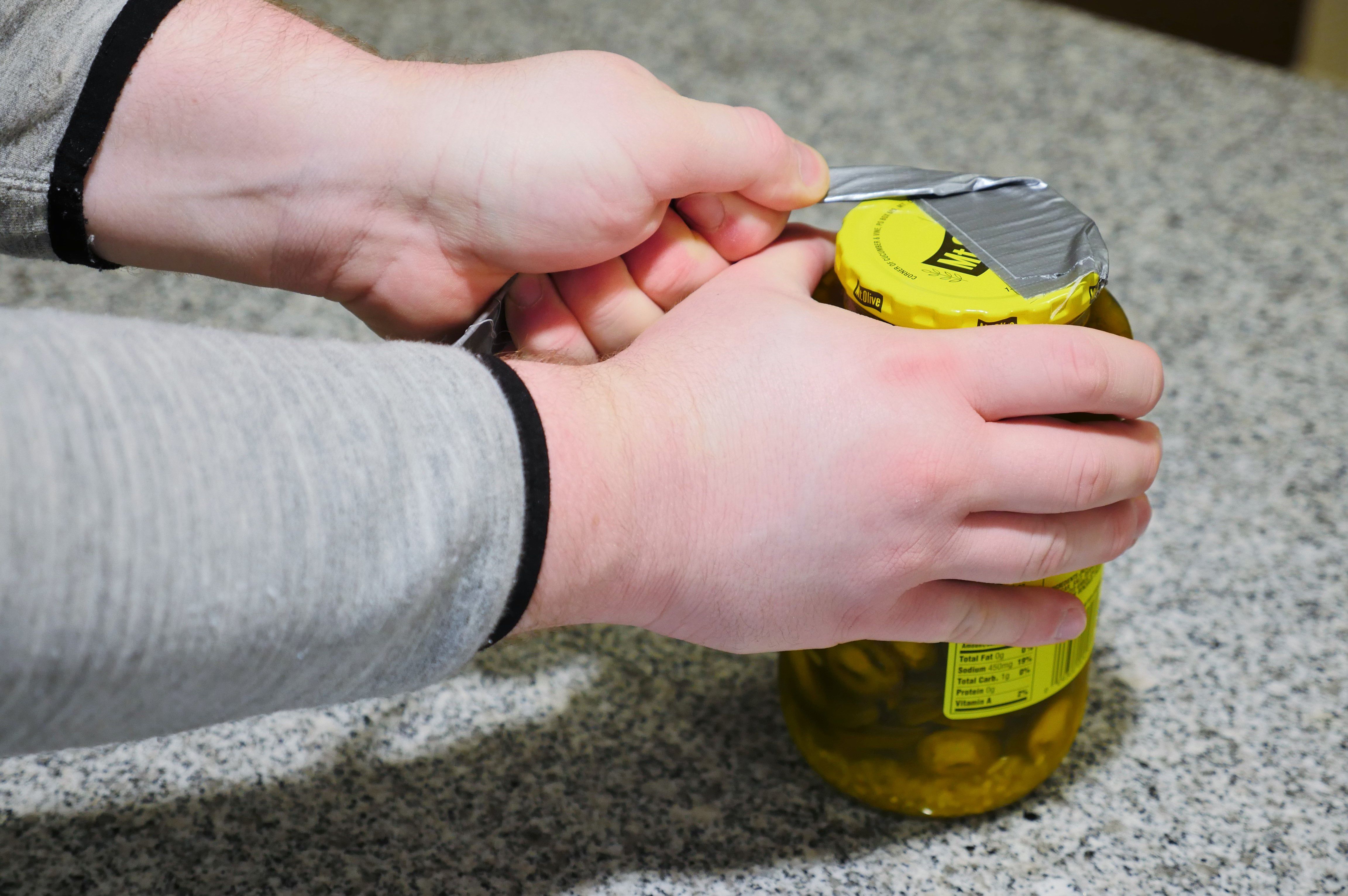 via https://www.cnet.com/au/how-to/7-ways-to-remove-a-stubborn-jar-lid/ via https://www.cnet.com/au/how-to/7-ways-to-remove-a-stubborn-jar-lid/