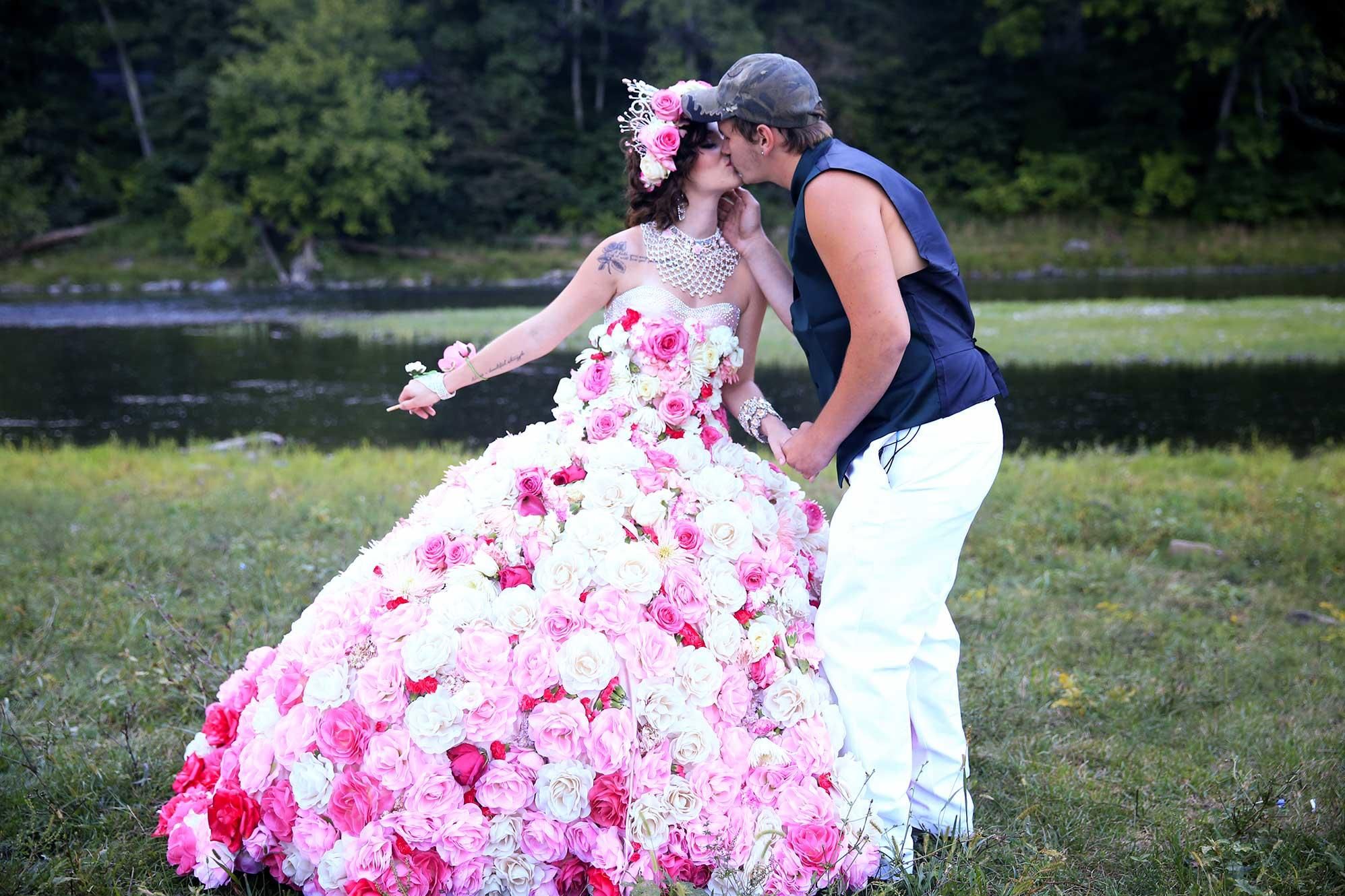 Свадебное платье в розах