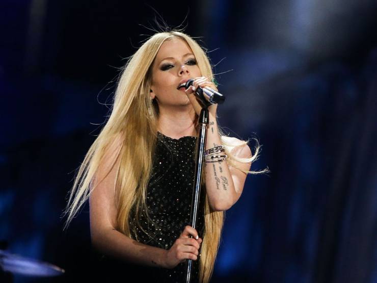 Avril Lavigne performs Fly in 2015Via Celebuzz