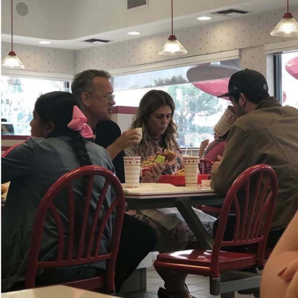 tom hanks eating lunch with fans
