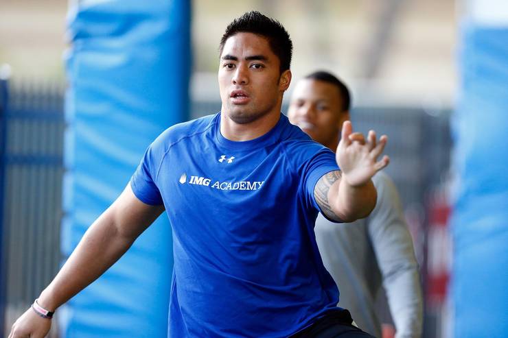 Manti Te'o-vistiendo-una-camiseta-azul-rojocamiseta'o-wearing-a-royal blue-t-shirt