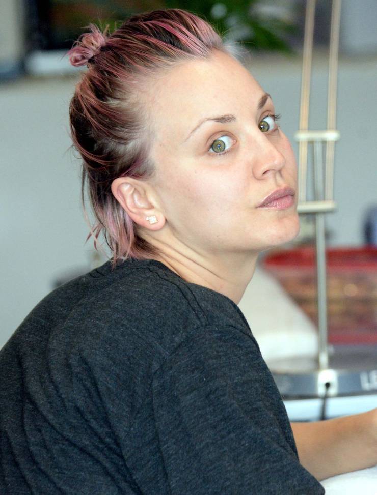 15 Pics Of Big Bang Theory S Kaley Cuoco Without Any Makeup On Kaley cuoco fooled the internet on saturday, march 29, when she showed off a seemingly short haircut on instagram. kaley cuoco without any makeup