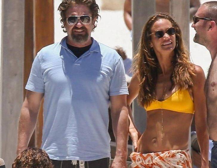 Morgan Marrom e gerard butler praia