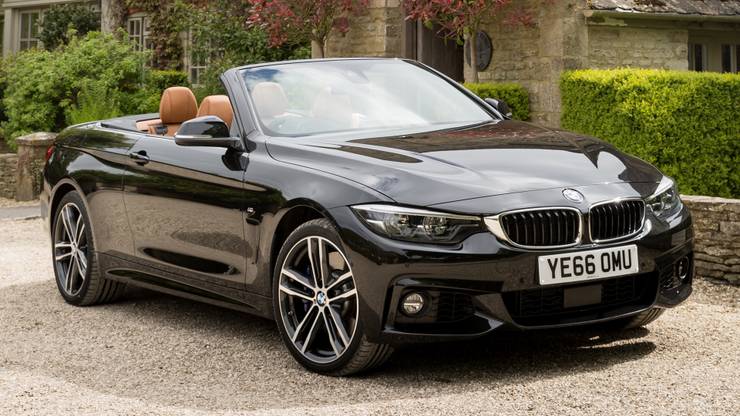 zwarte BMW 4 Series Convertible geparkeerd voor een huis