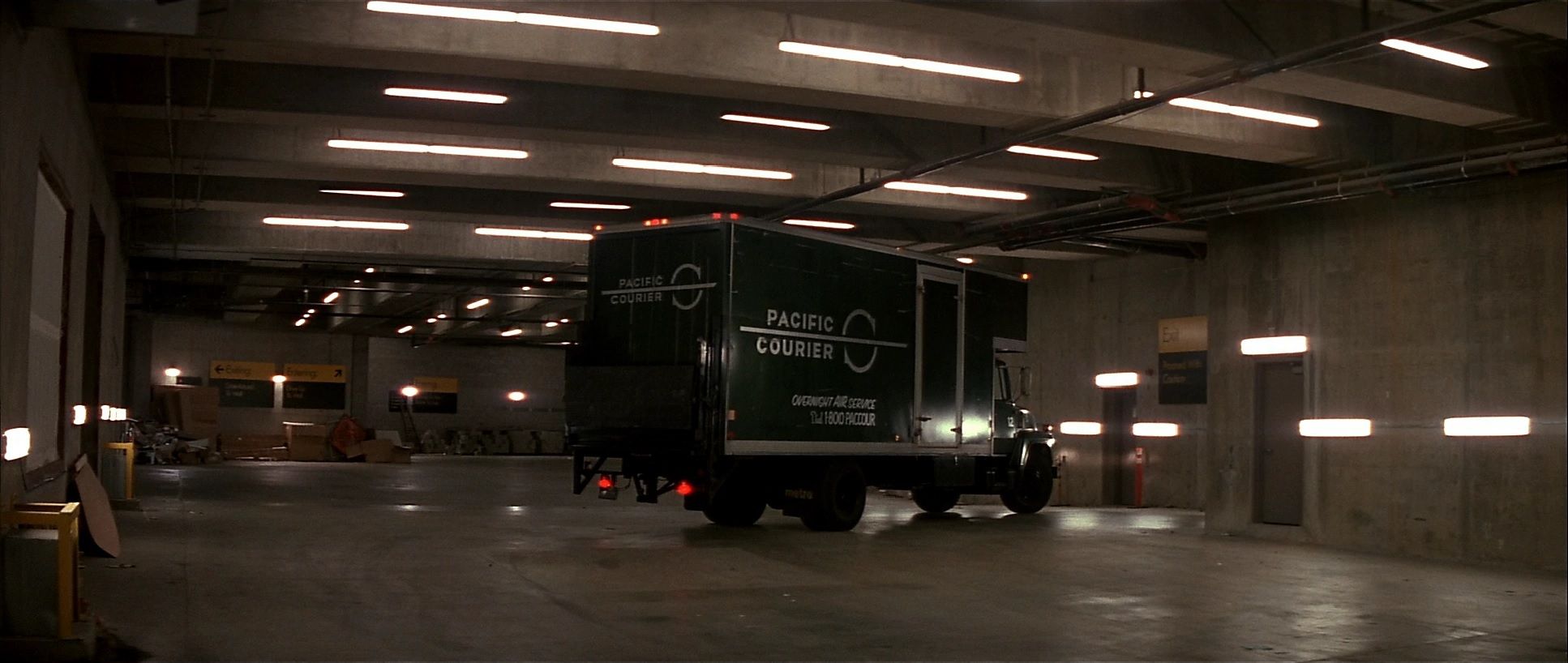 Die Hard screenshot showing the truck the terrorists use.
