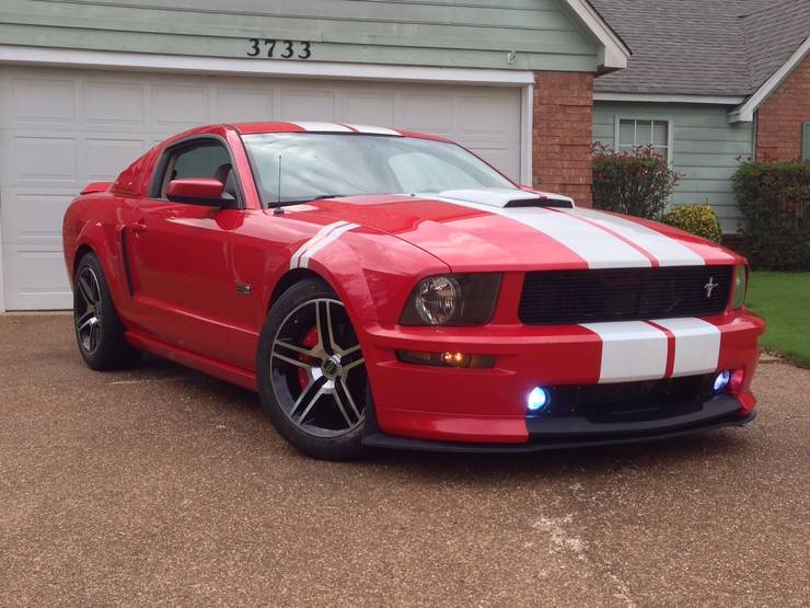 rode Ford Mustang met witte strepen op de motorkap