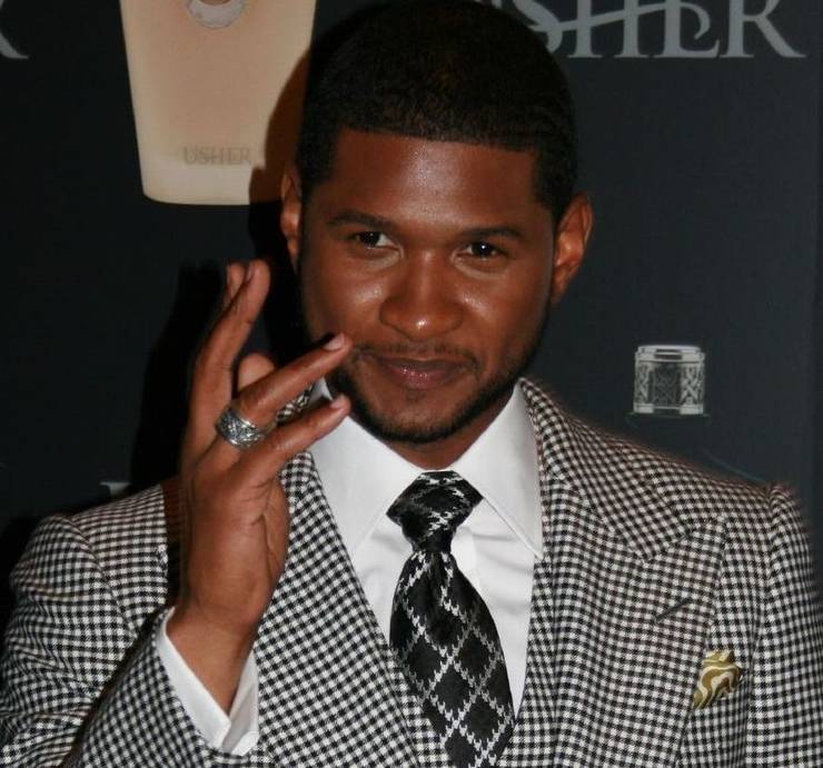 usher indossa un completo ad un evento di Hollywood