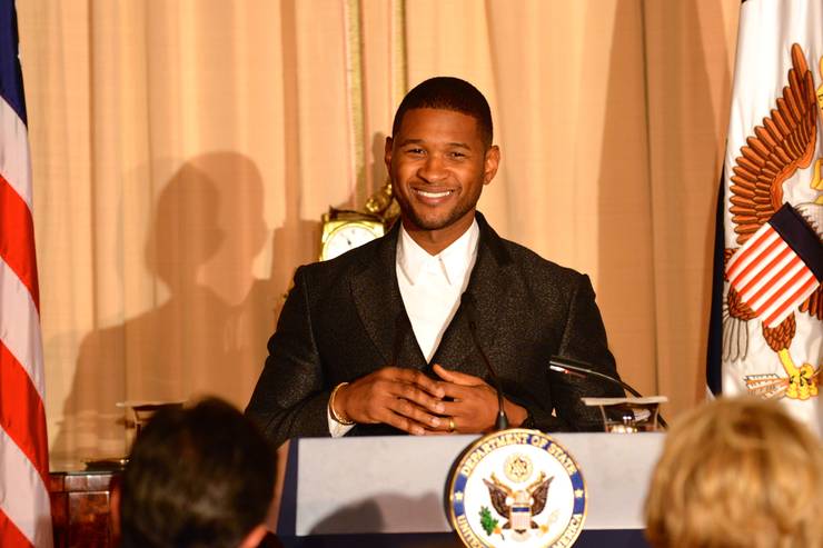 usher mentre tiene un discorso