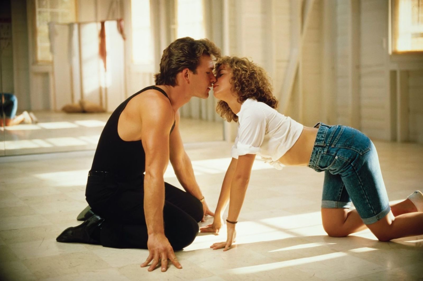 Baby and Johnny kissing in Dirty Dancing 