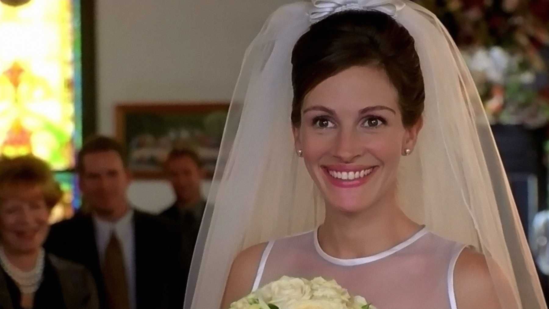 julia roberts wearing wedding dress and veil in runaway bride movie