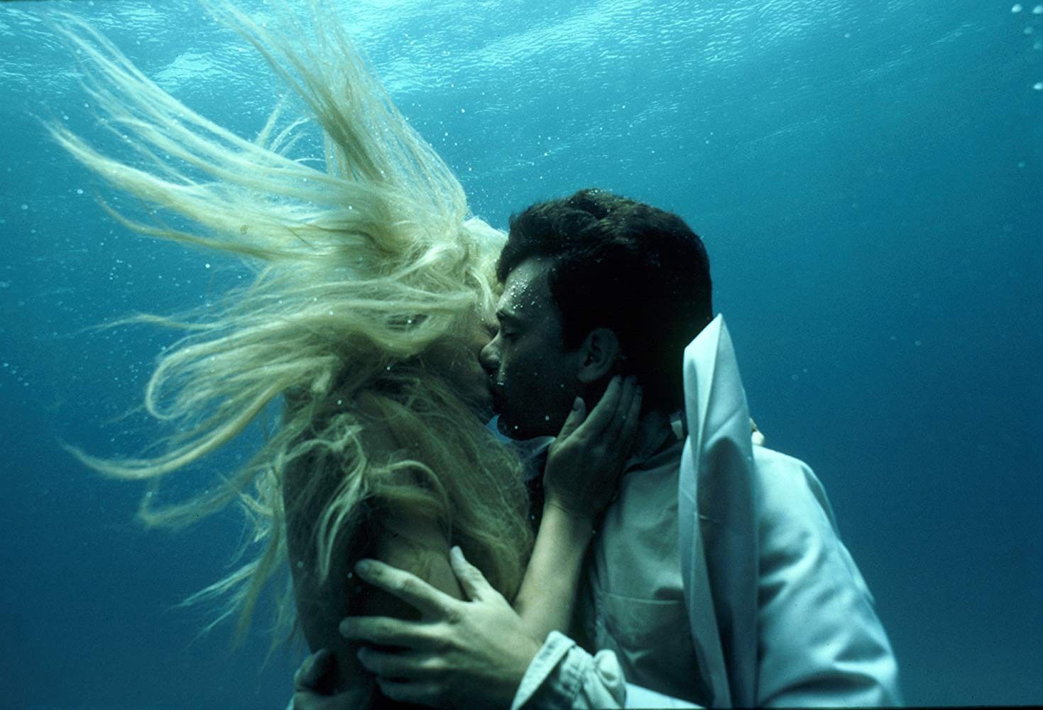Splash underwater kissing scene 