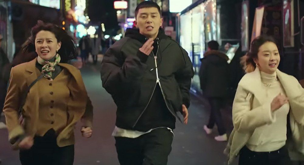 Soo-ah, Sae-ro-yi, and Yi-seo running through the streets of Itaewon