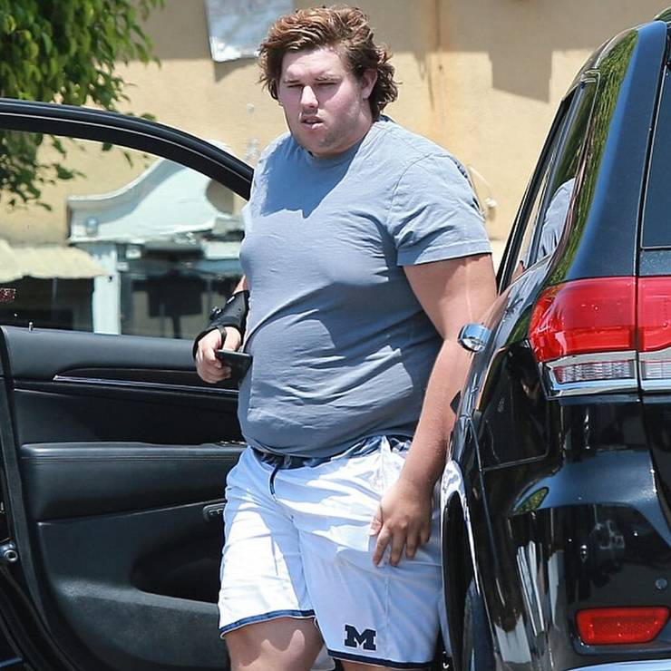 Christopher Schwarzenegger in weißen Shorts