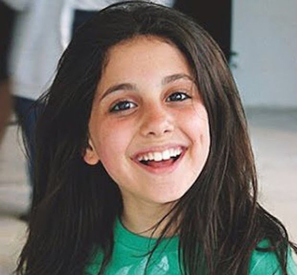 Araiana Grande as a child with brown hair and a green tshirt