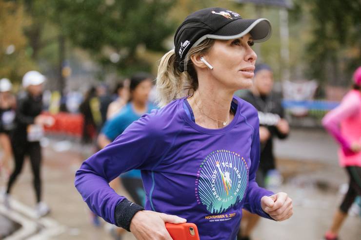 carole radziwill indossando il cappello da baseball hat purple top running marathon