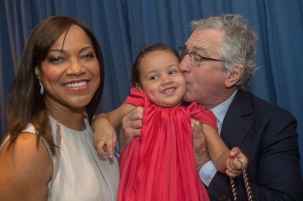 Robert de Niro and his wife Grace Hightower hold their daughter Helen during the White House Correspondent Dinner in 2014