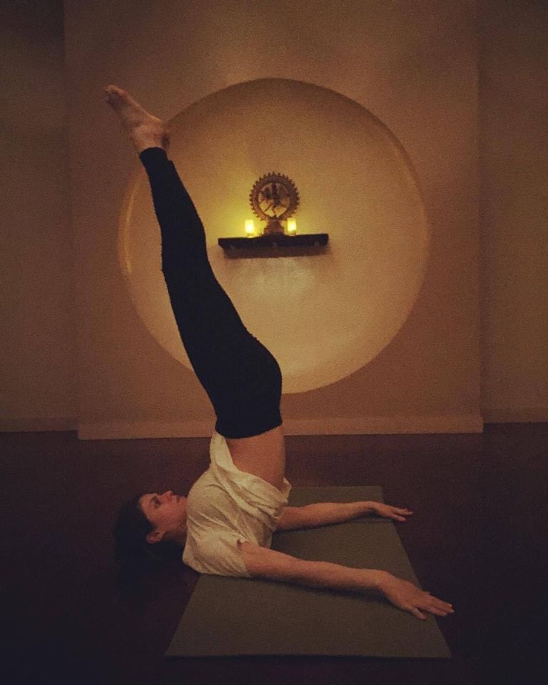 Alexandra Daddario yoga