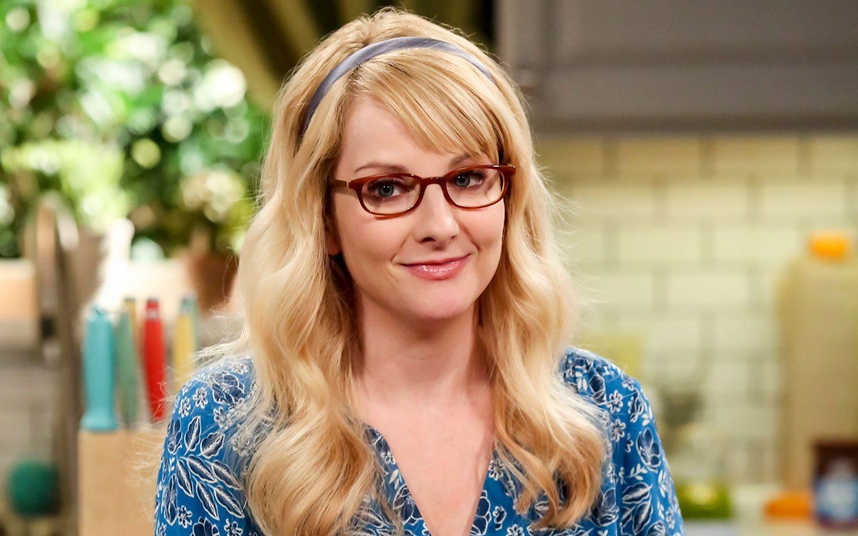 melissa rauch as bernadette on the tv show the big bang theory smiling wearing glasses