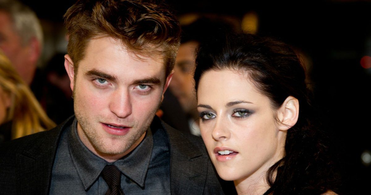 Kristen Stewart and Robert Pattinson pose for a picture