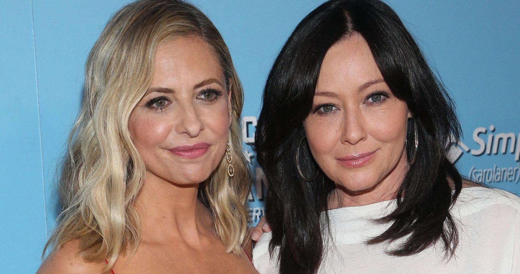 Sarah Michelle Gellar Shannen Doherty Hilariously Try To Ride Inflatable Bull... And Fail