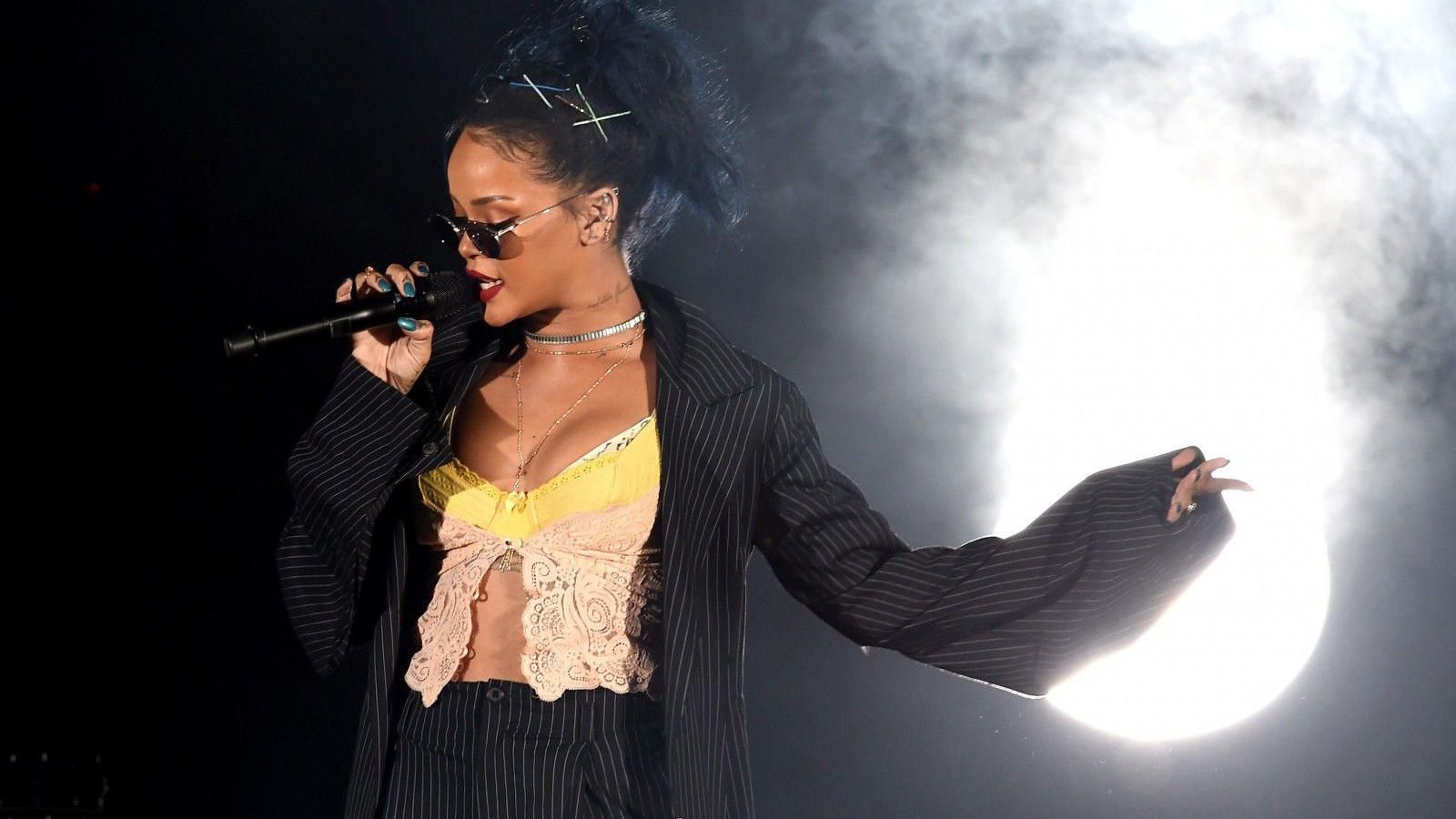 Rihanna Performing