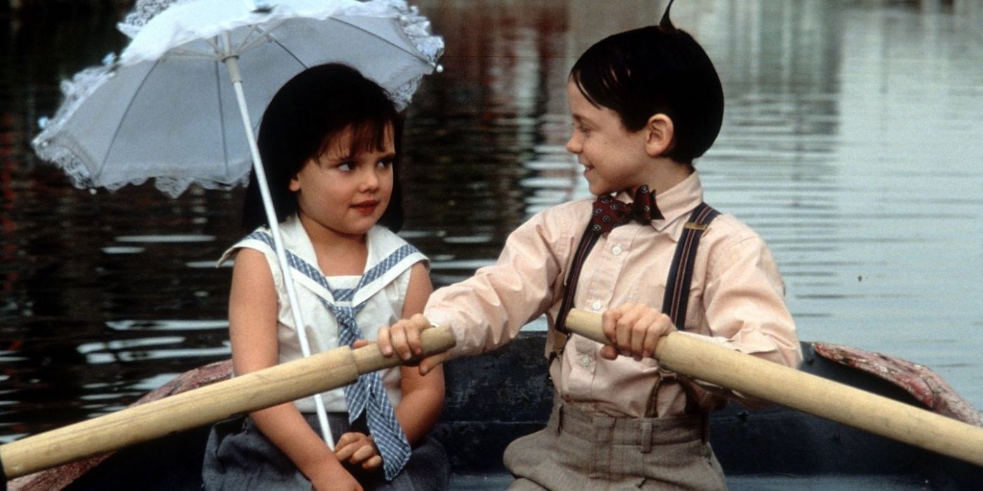 Darla and Alfalfa in a boat in 'The Little Rascals'