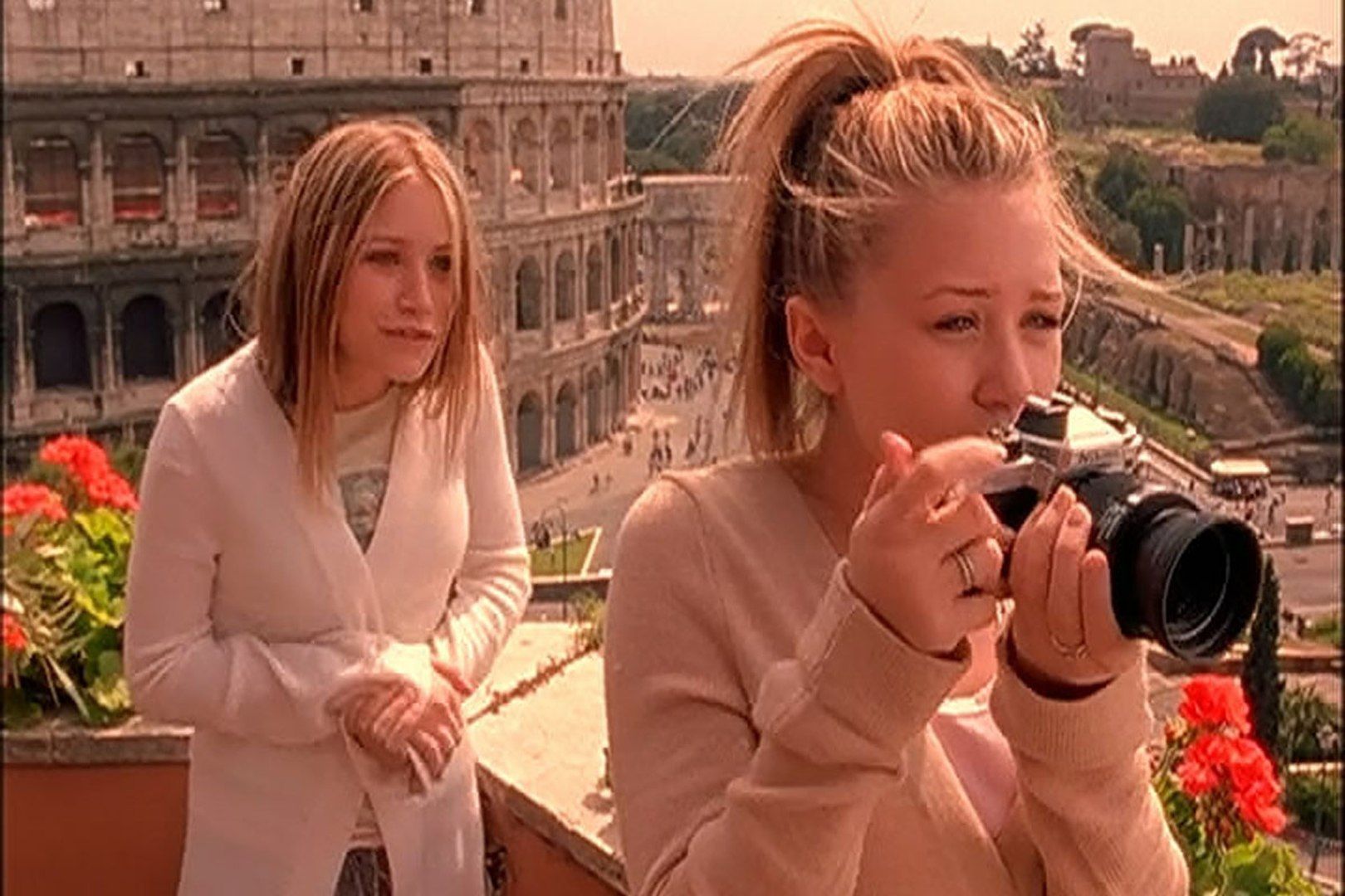 Mary Kate and Ashley Olsen in When in Rome