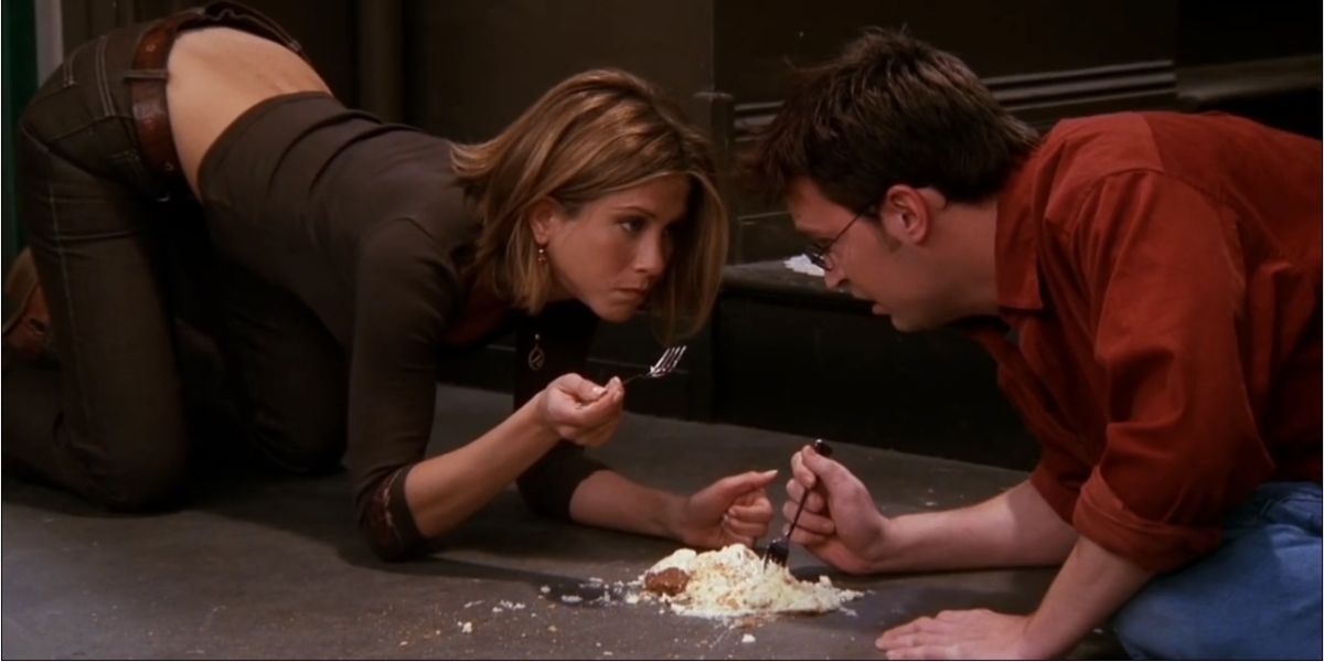 Rachel and Chandler eat a cheesecake off the floor