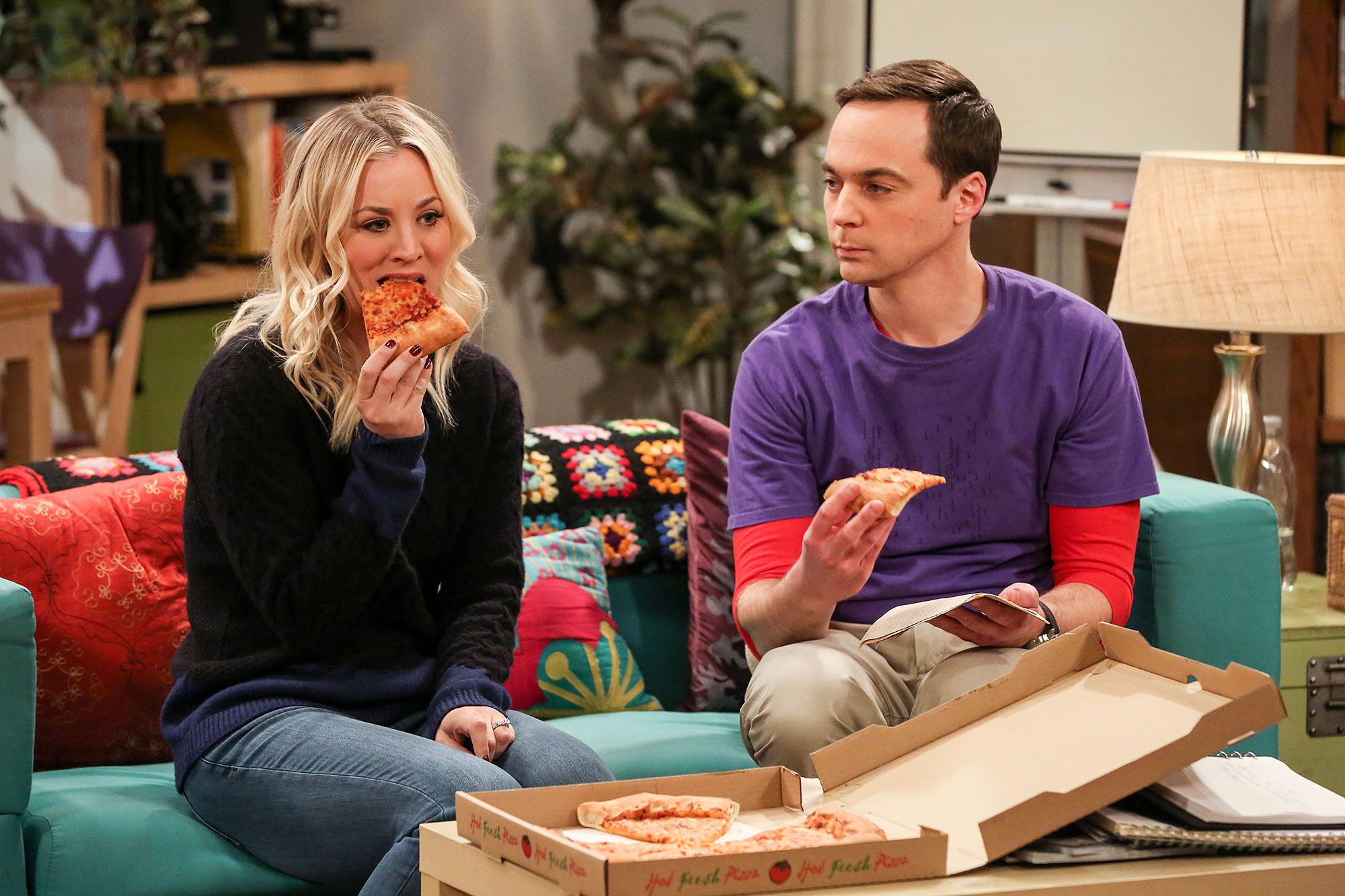 Kaley Cuoco as Penny and Jim Parsons as Sheldon eating pizza on 'The Big Bang Theory'