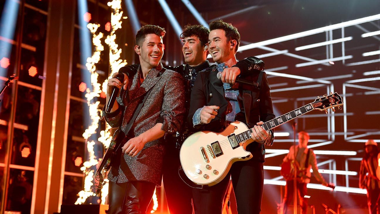 Jonas Brothers Performing