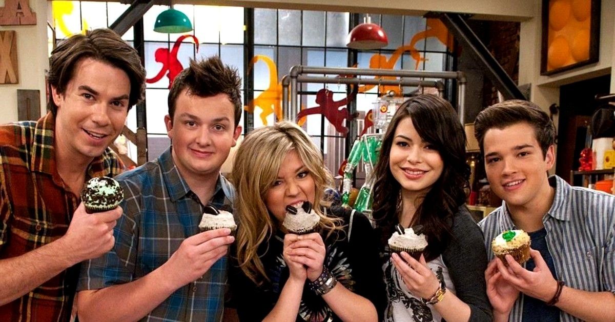 iCarly cast eating cupcakes