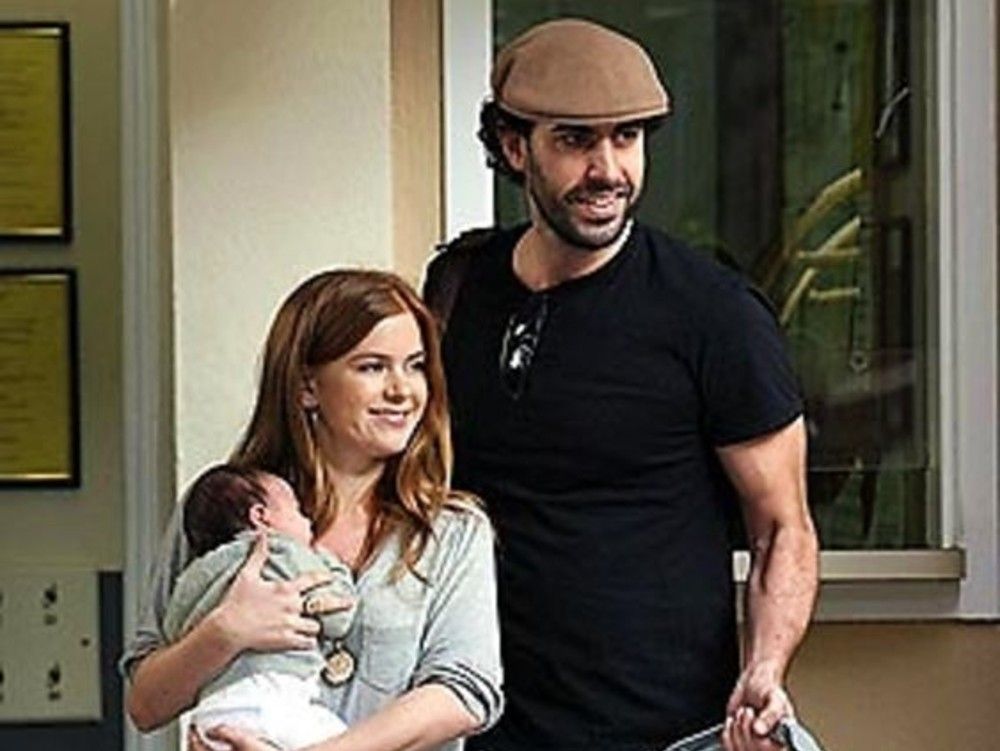 Isla Fisher and Sacha Baron Cohen with daughter