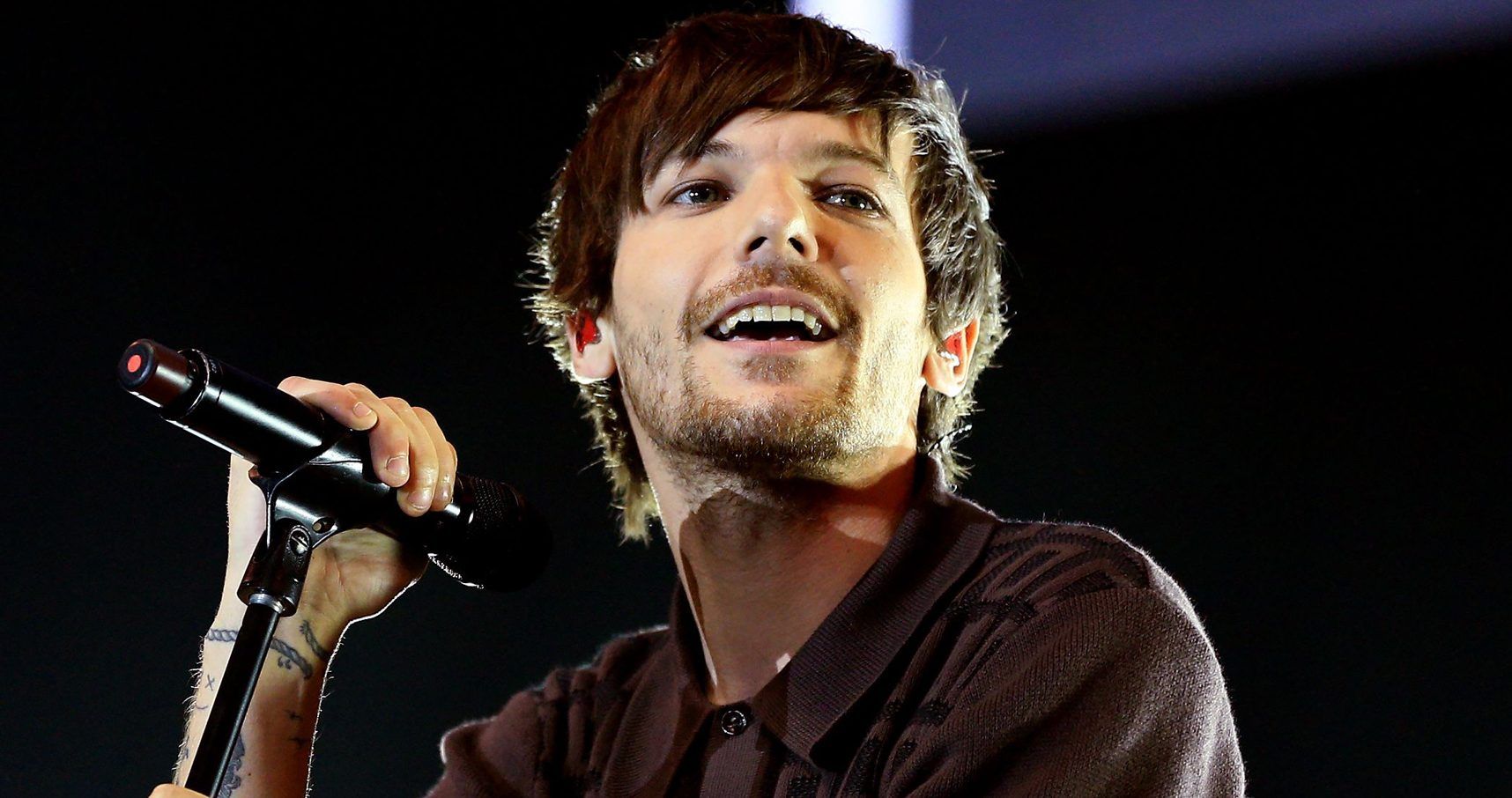 Louis Tomlinson singing on stage