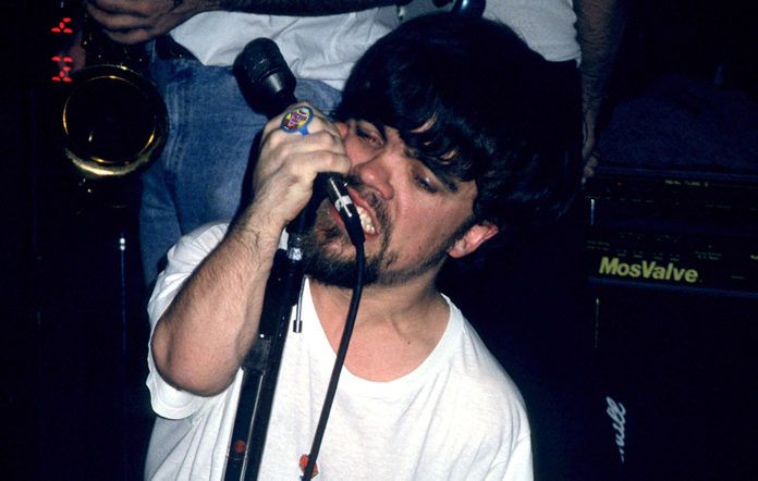 eter Dinklage performs singing with Whizzy at Columbia University, New York, New York, July 1, 1994.