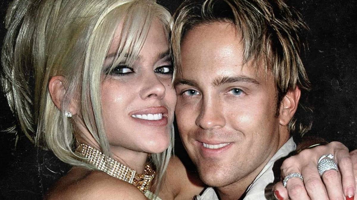 What Does Larry Birkhead Do For A Living