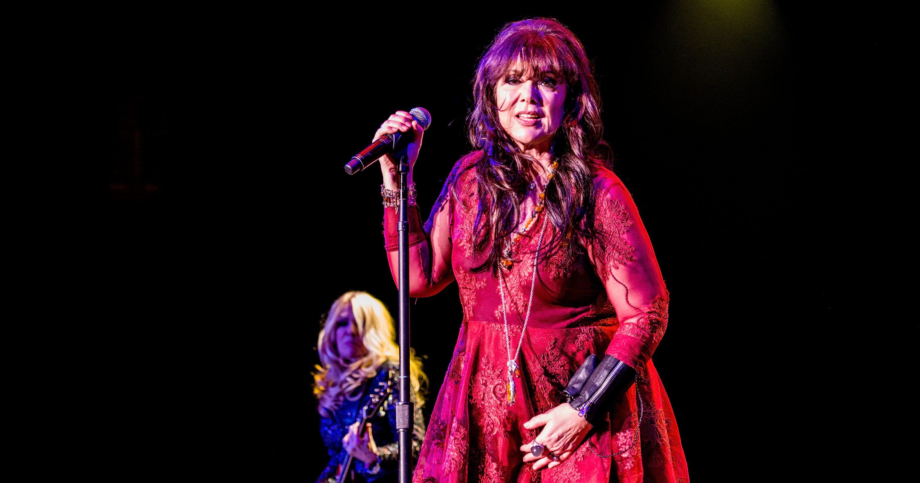 INGLEWOOD, CA - AUGUST 23: Nancy and Ann Wilson of Heart perform at The Forum on August 23, 2016 in Inglewood, California. (Photo by Timothy Norris/Getty Images)