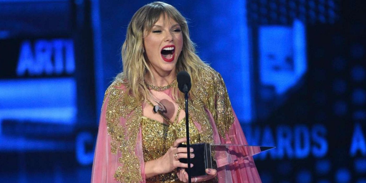 Taylor Swift receiving a music award