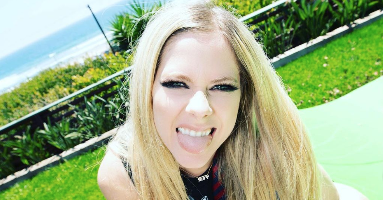 avril lavigne sticking her tongue out on tiktok