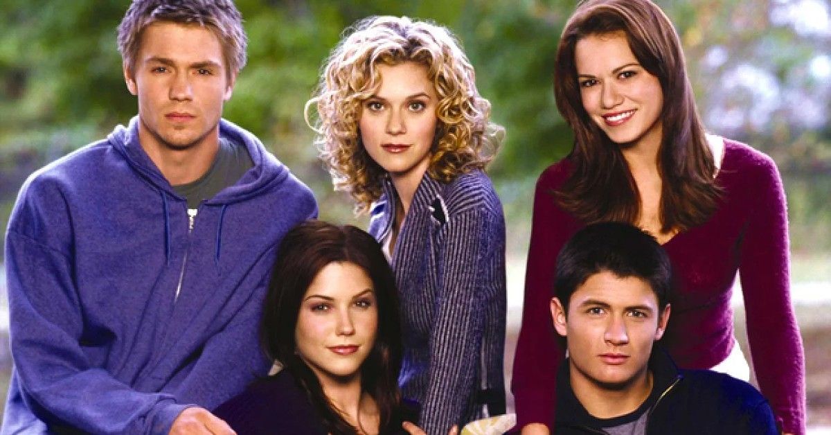 Cast of One Tree HIll in professional group photo
