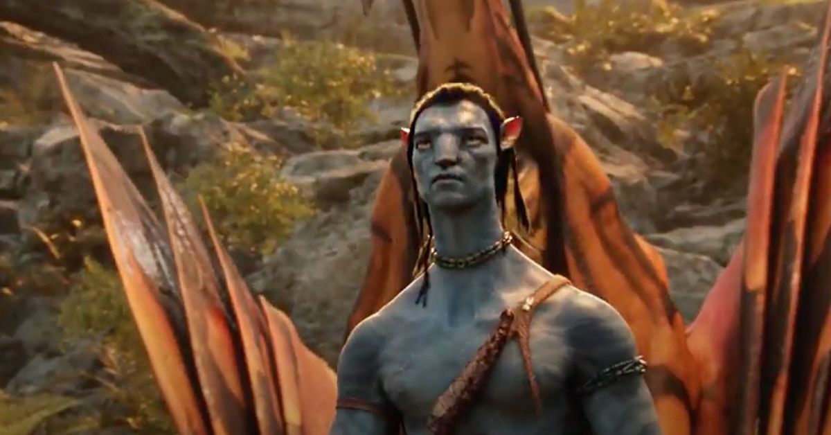 Sam Worthington as his Na'vi avatar next to the great leonopteryx in Avatar.