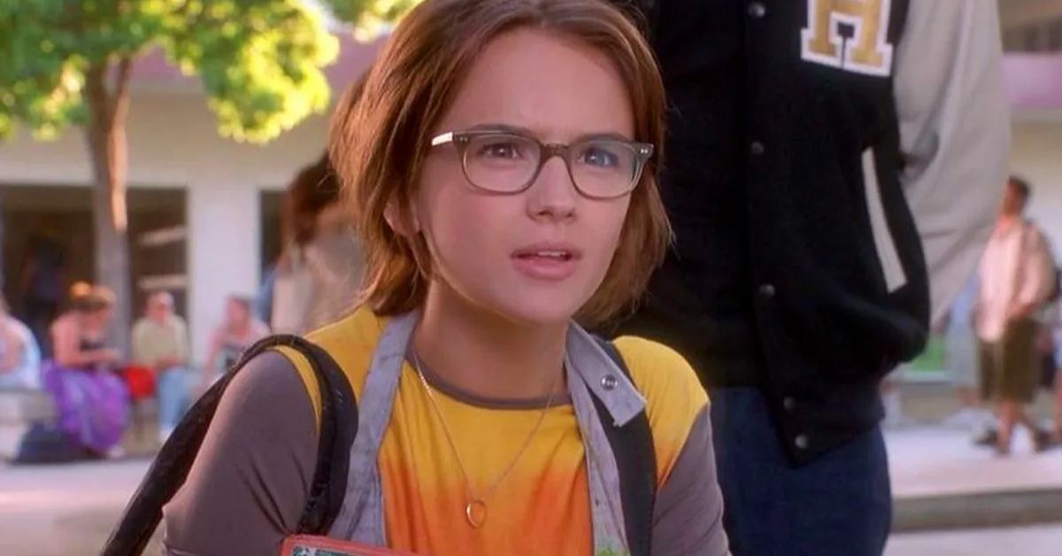 Rachael Leigh Cook wears glasses and a yellow and orange t-shirt as Laney Boggs in She's All That.