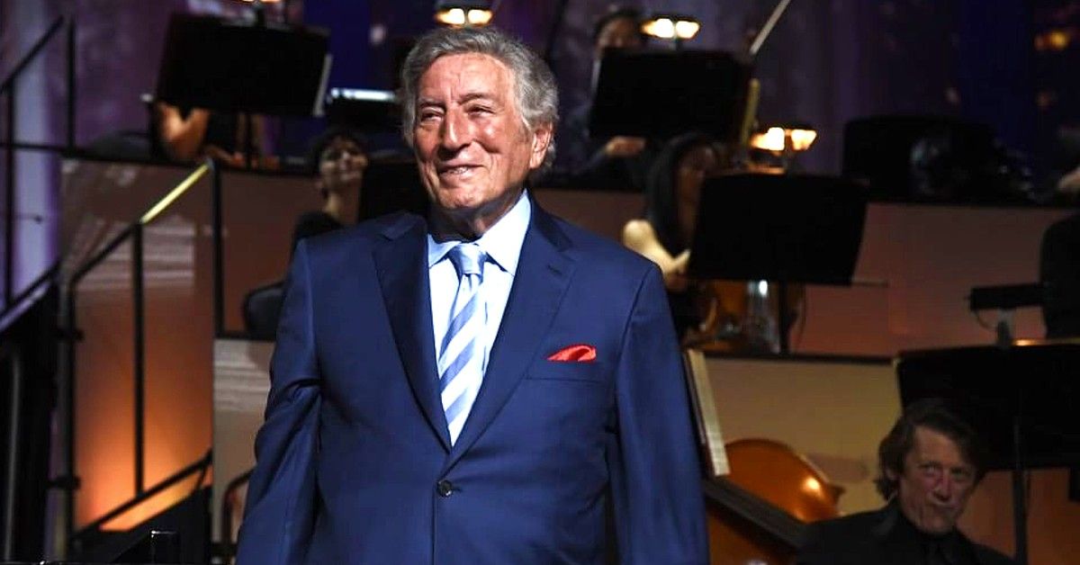 Tony Bennett in blue suit on stage