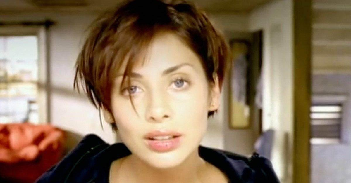 behind-the-scenes-of-natalie-imbruglia-s-iconic-90s-music-video-for-torn