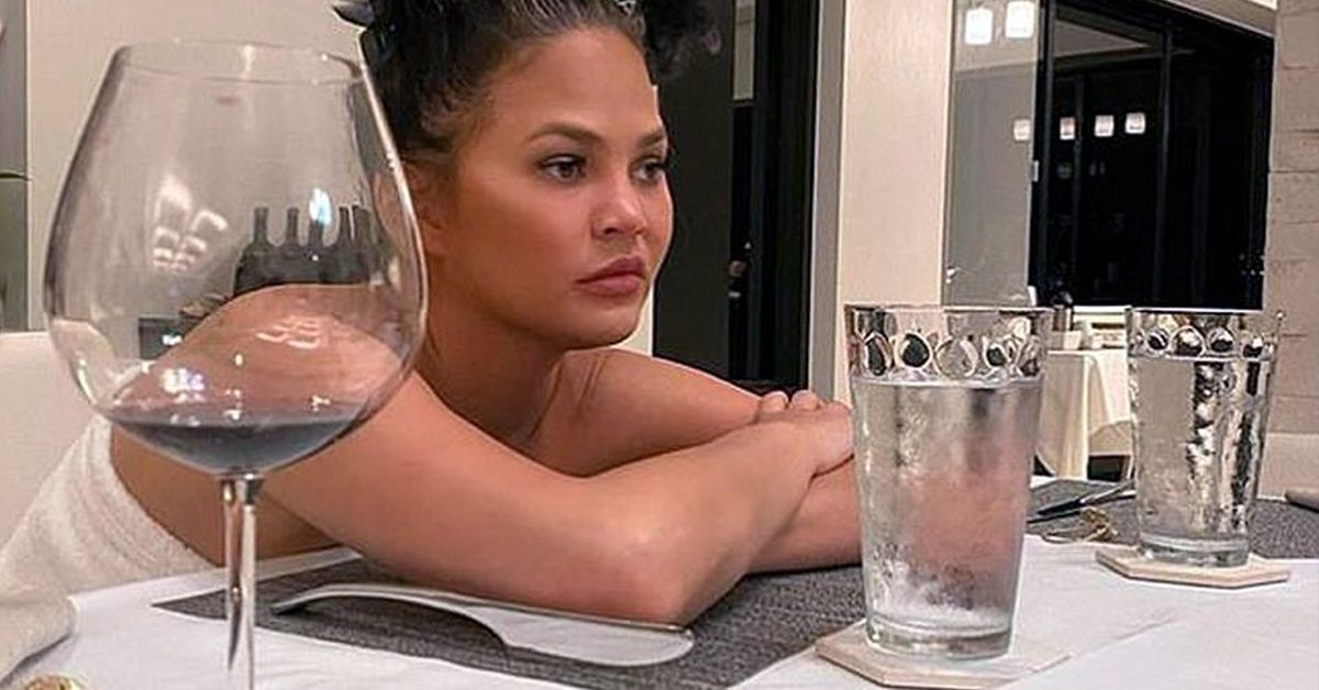 A picture of Chrissy Teigen looking annoyed.