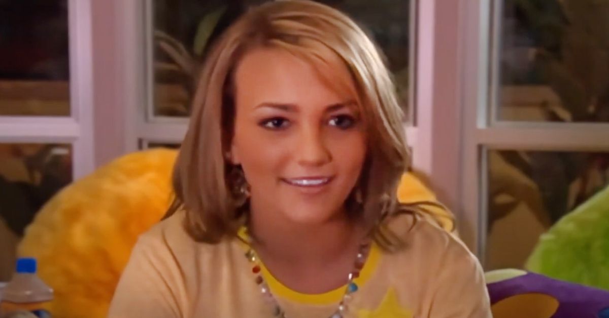 Jamie Lynn Spears wearing a yellow shirt and smiling in Zoey 101.