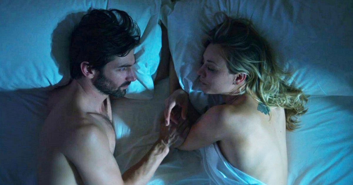 Kaley Cuoco and Michiel Huisman in 'The Flight Attendant'