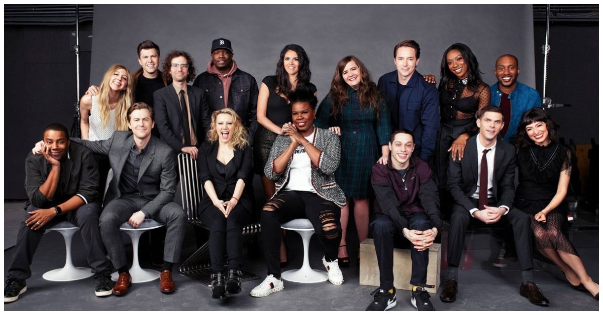 Pete Davidson, Leslie Jones, Michael Che and The Cast of SNL posing for a photo