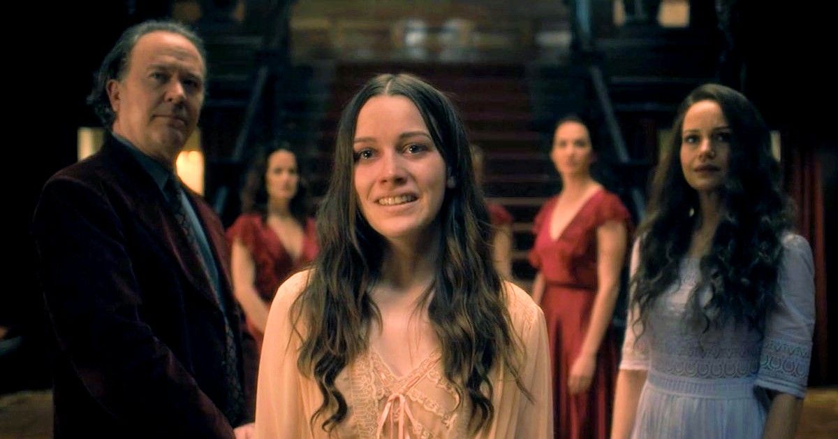 Victoria Pedretti standing in scene from Haunting Of Hill House