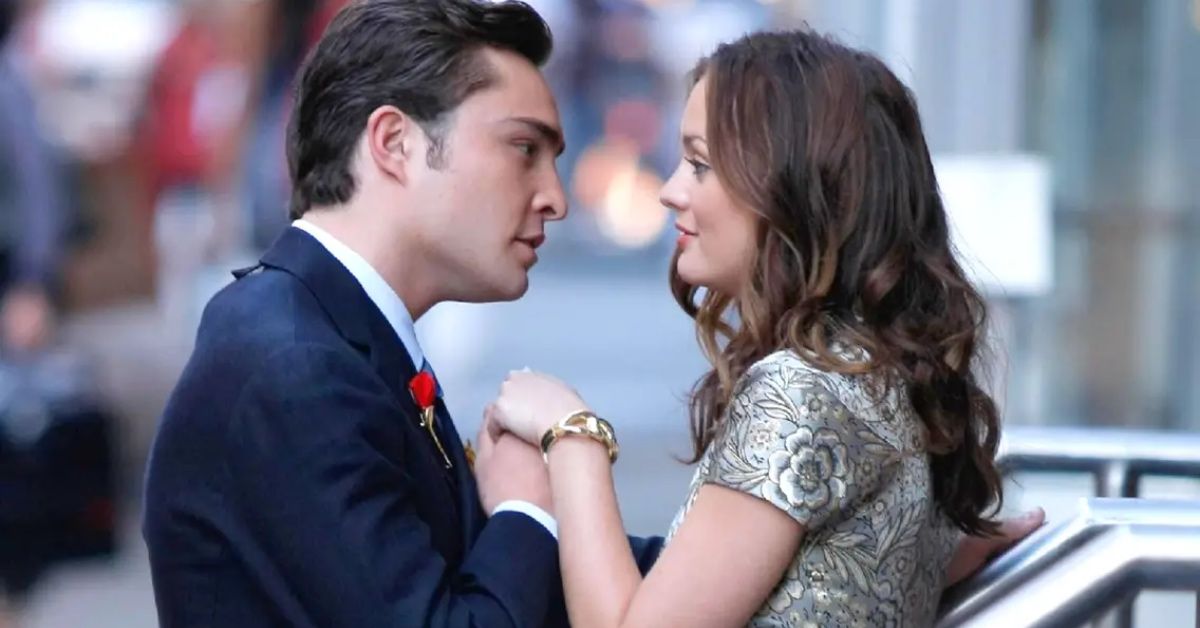 Chuck and Blair holding hands in Gossip Girl