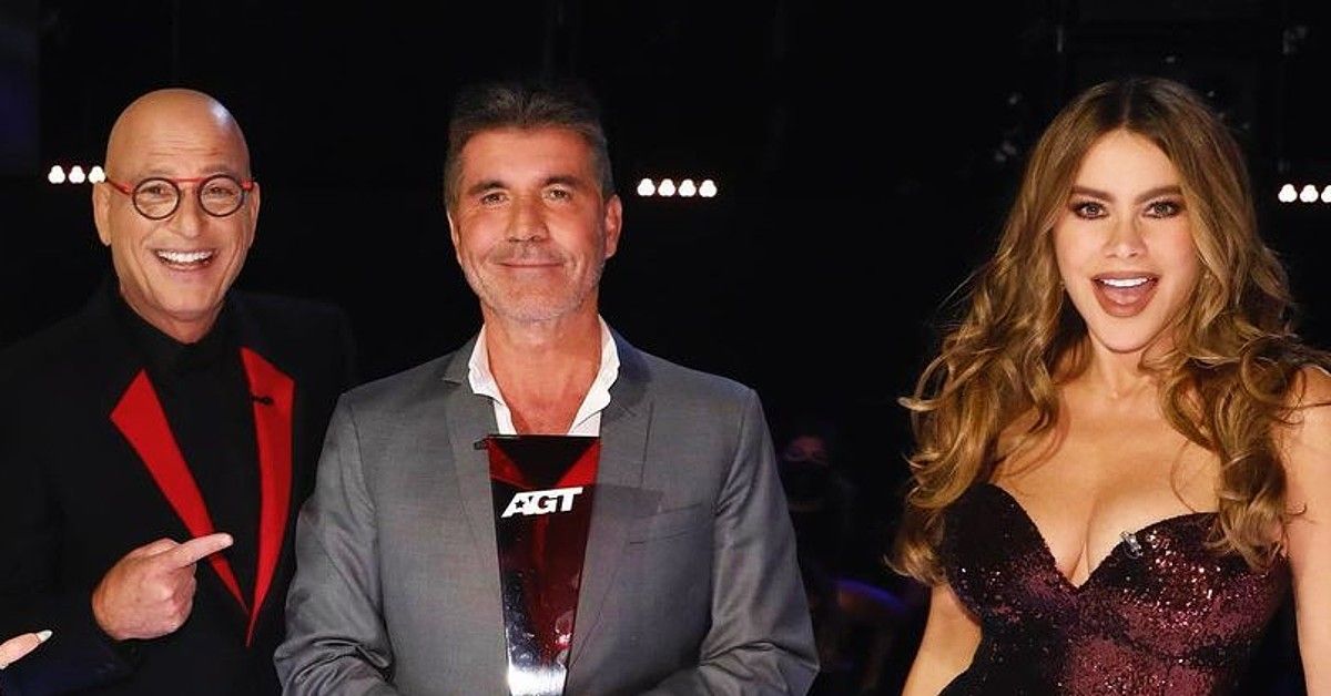 Howie Mandell, Simon Cowell and Sofia Vergara stand together for AGT